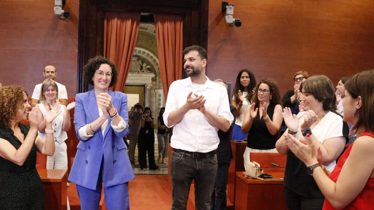 La secretària general d'ERC, Marta Rovira, és rebuda amb aplaudiments per diputats dels republicans de les últimes legislatures.