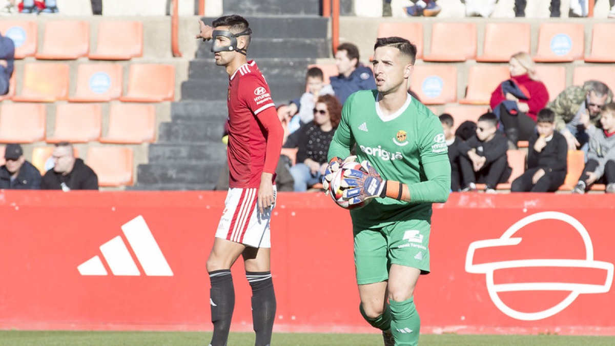 Dani Parra en una acció del partit de la passada temporada contra el Real Unión de Irún al Nou Estadi.