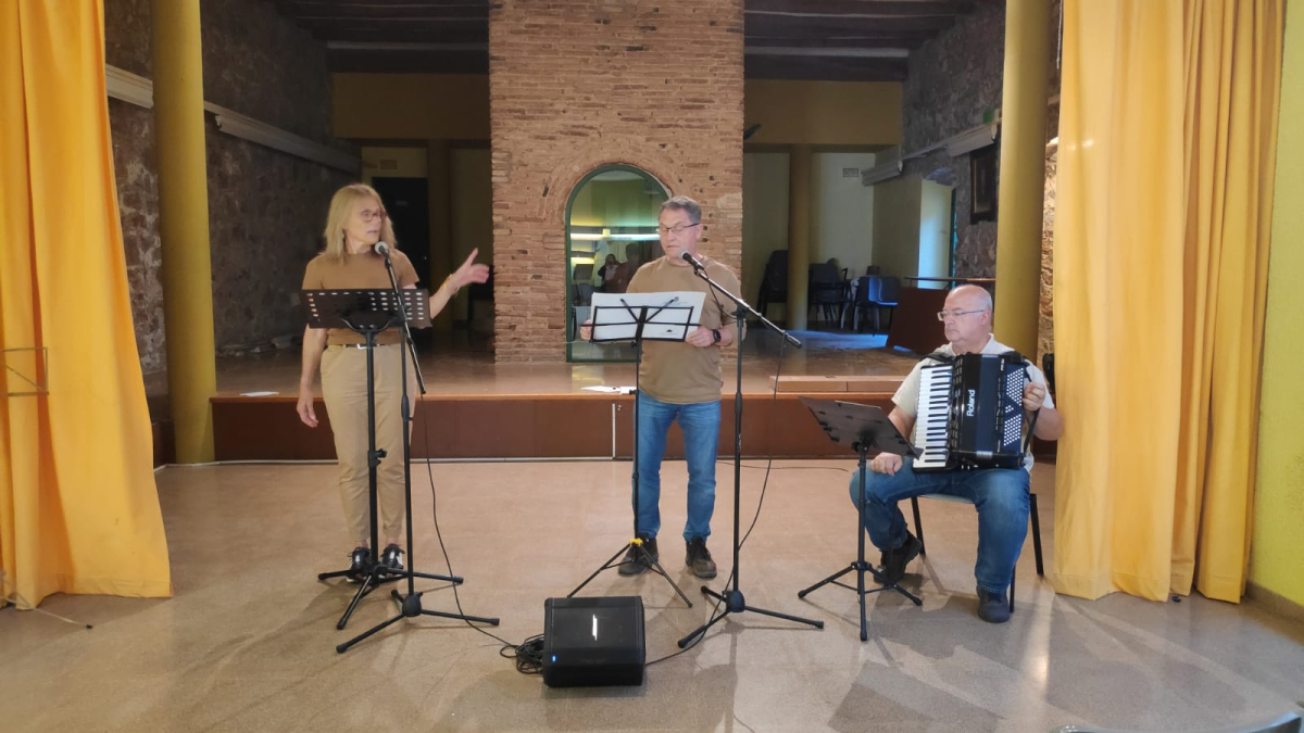 Antònia Farré Sanfeliu, Jaume Salvat Salvat y Joan Martínez, durante una representación del espectáculo ‘Les filles del vent'.