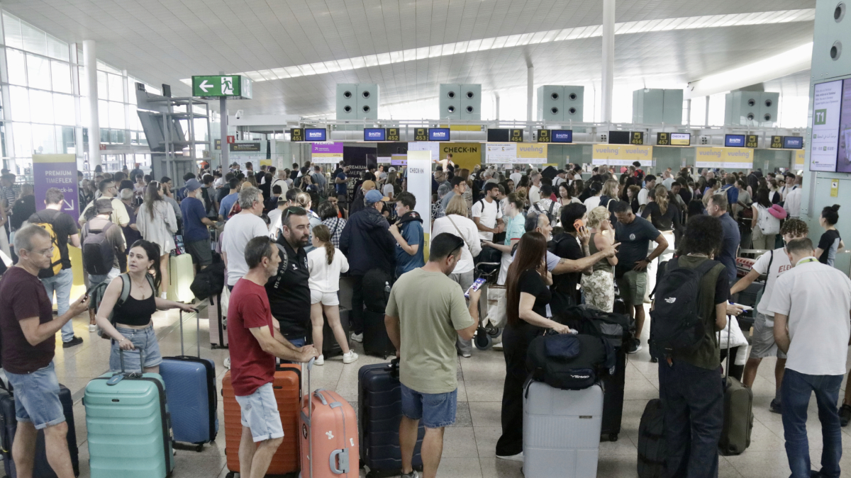 Cues als taulells de facturació de la T1 de l'Aeroport del Prat.