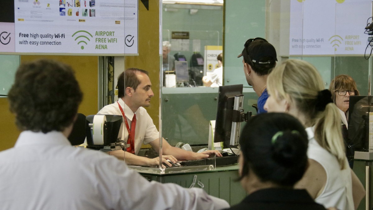 Un dels taulells de facturació de l'Aeroport del Prat, funcionant amb normalitat.