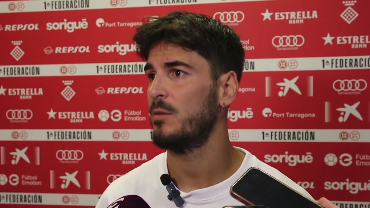 Joan Oriol atenent els mitjans de comunicació durant la pretemporada.