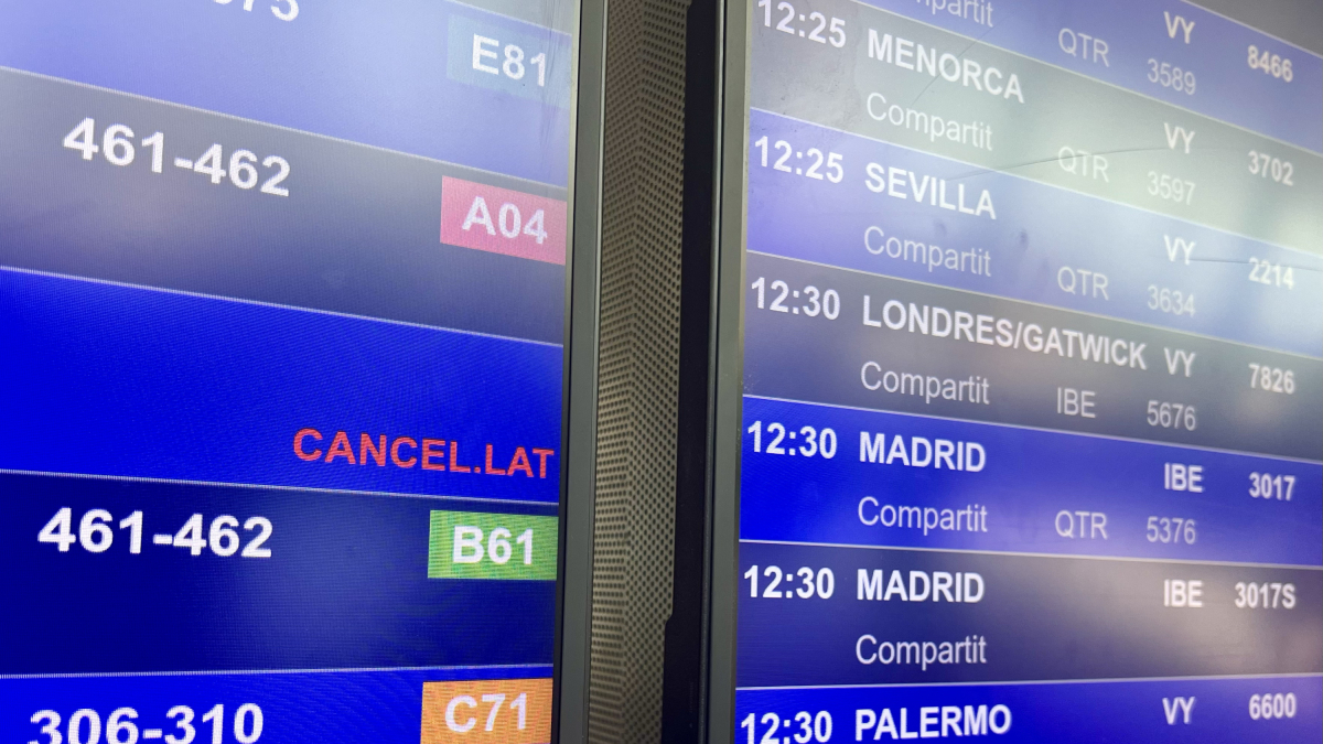 Avís d'un vol cancel·lat a l'Aeroport del Prat.