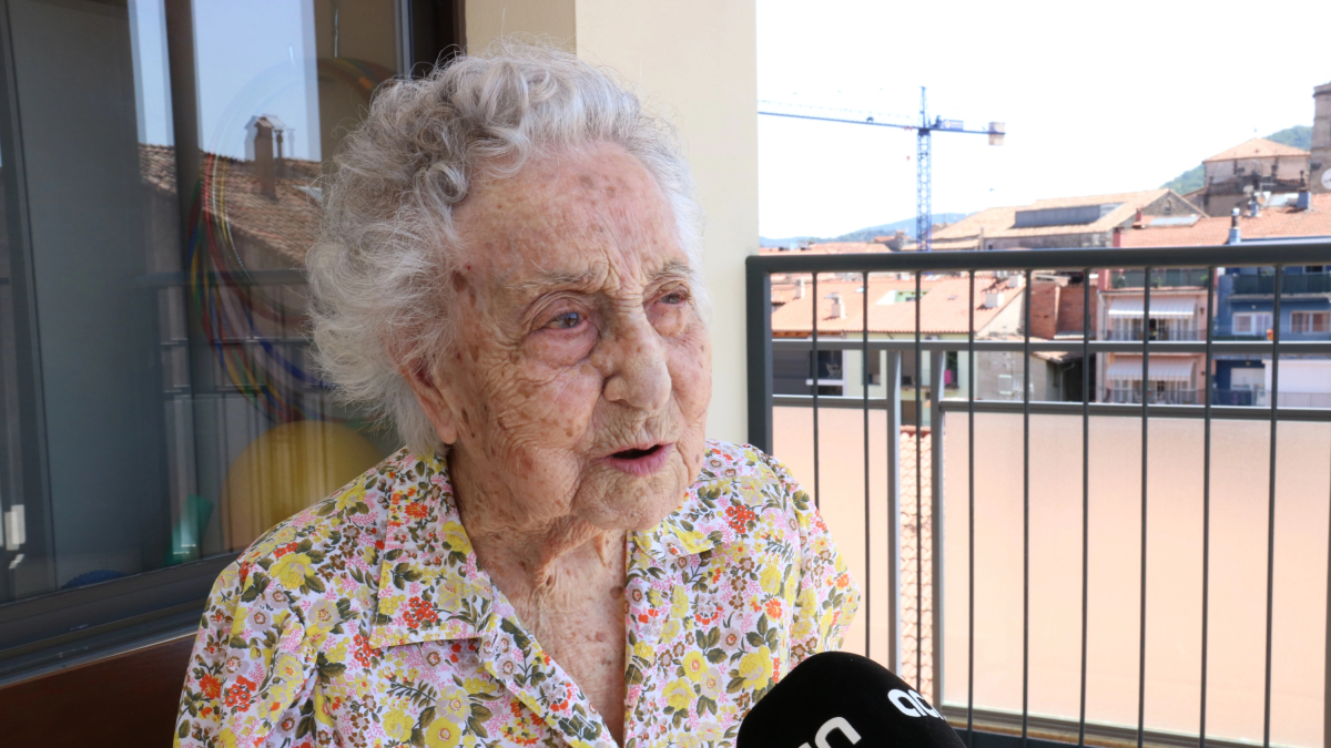 Imagen de la persona más vieja de Cataluña, Maria Branyas, en una entrevista a la ACN en Olot