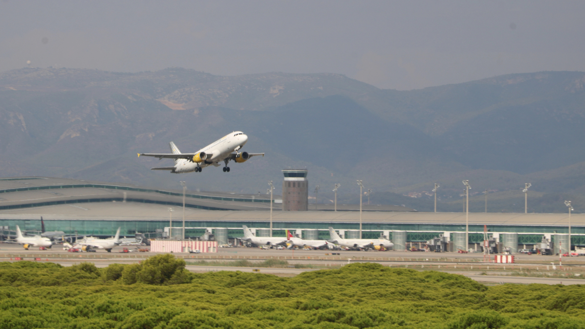 Imagen de archivo de un avión despegando|elevando desde la T1 del Aeropuerto del Prat