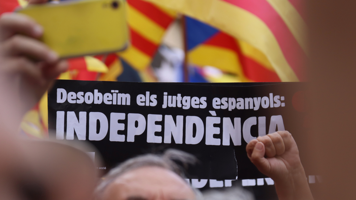 Un cartel a la manifestación convocada por la ANC para reclamar la aplicación total de la amnistía del sábado pasado