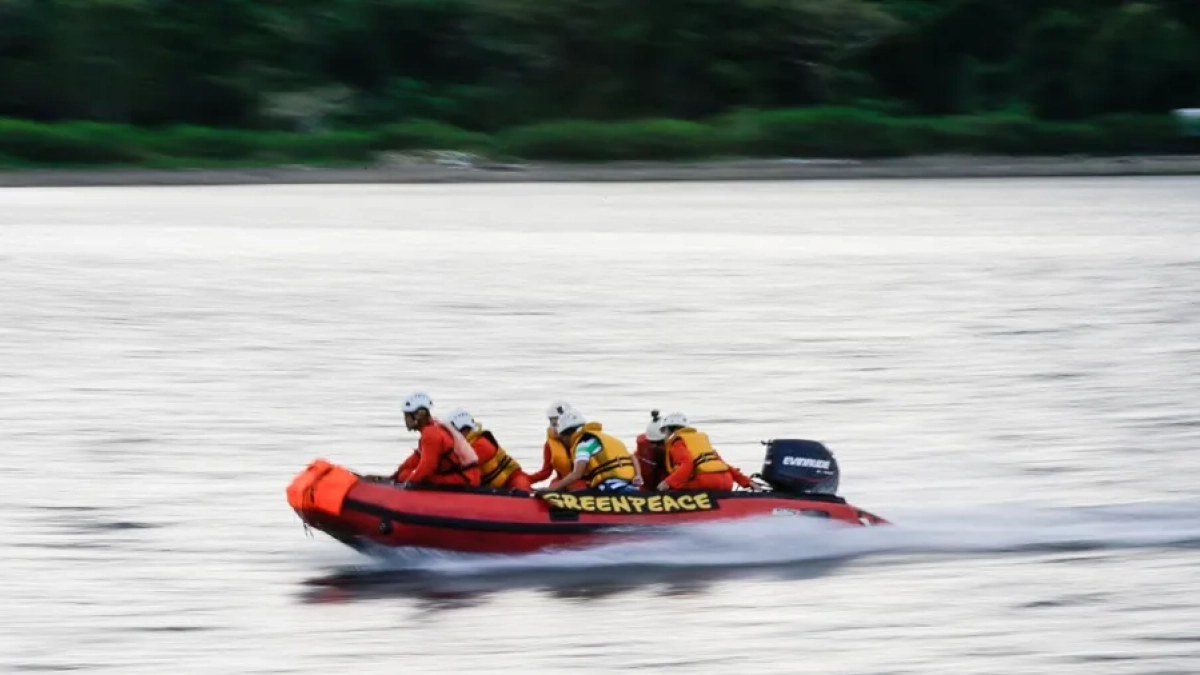 Imagen de una lancha de Greenpeace