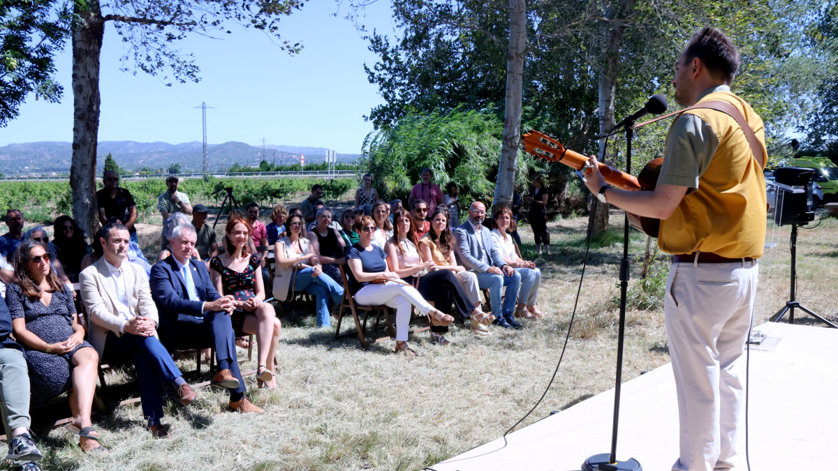 Acto de homenaje a los combatientes y las víctimas de la batalla de Ebro al pie de la torre de la Carrova, en Amposta