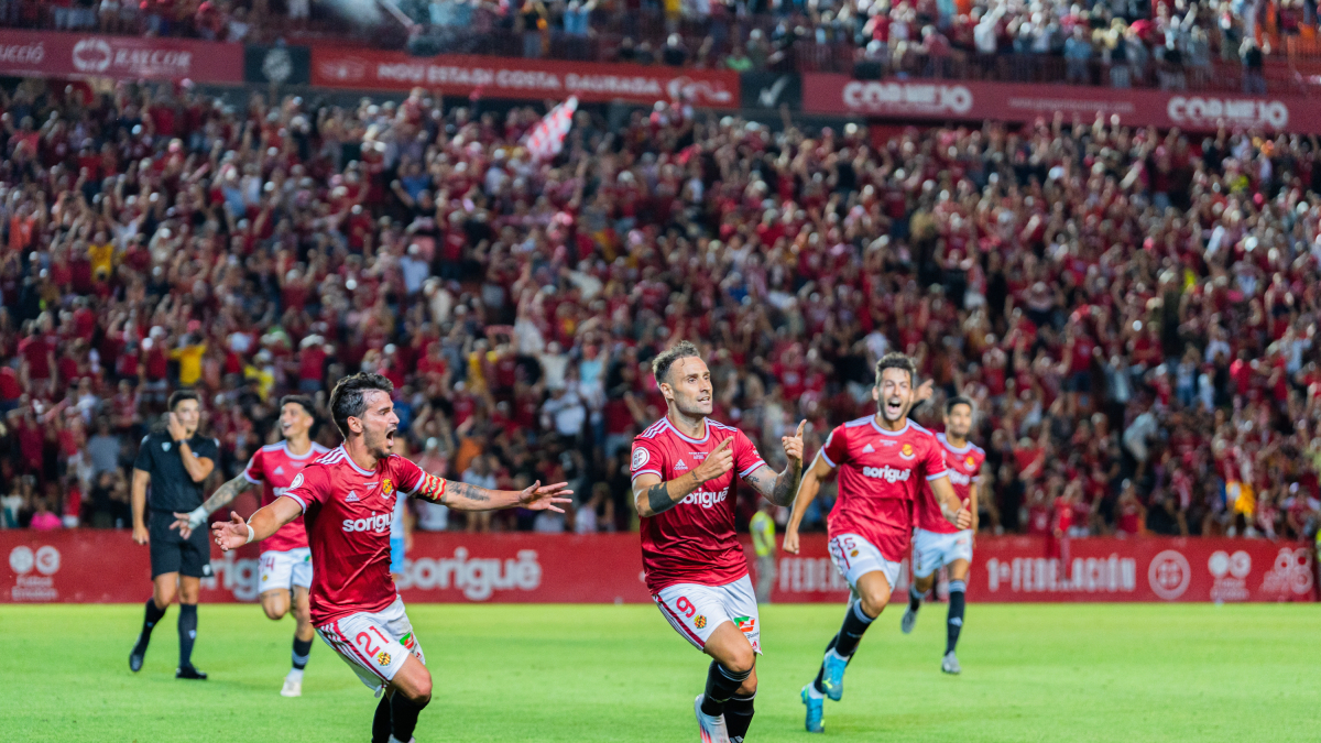 Gorka Santamaría celebrando el segundo gol grana delante de la Málaga