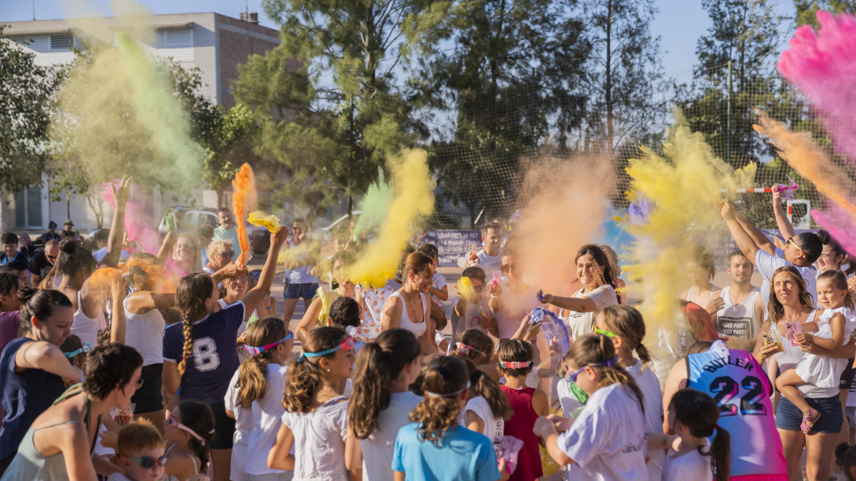 La plaza Maria Mercè Marçal se llenó de colores con la fiesta Holi.