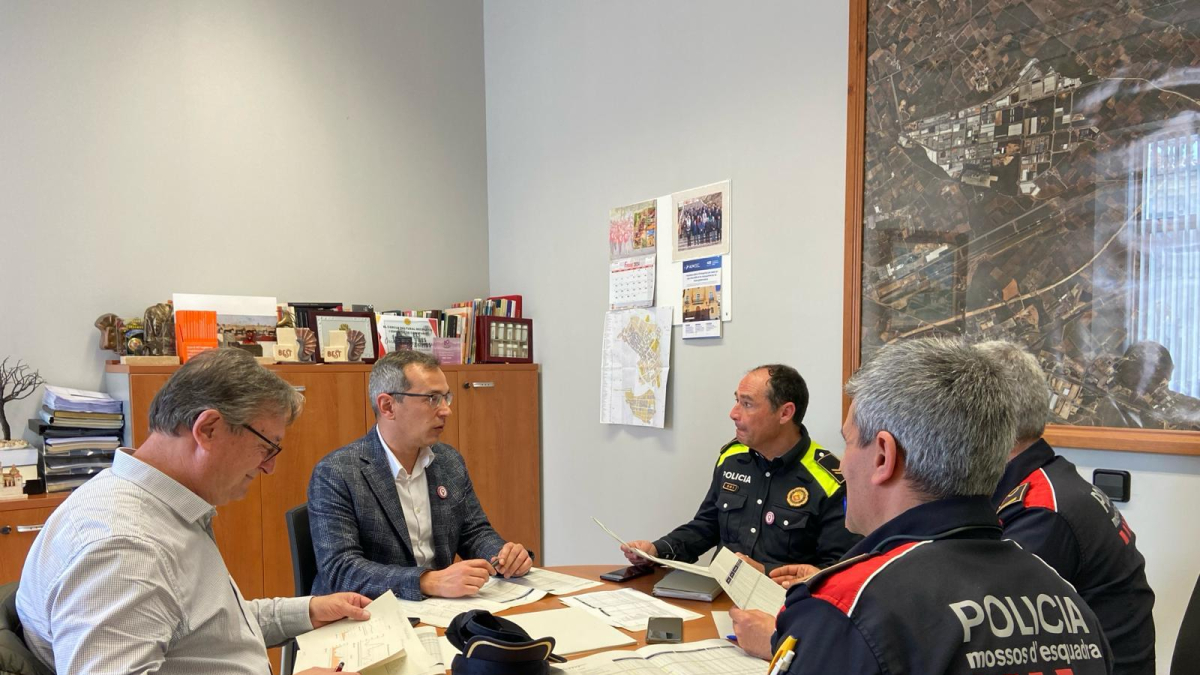 Imatge de la reunió de cooperació entre la Policia Local de Constantí i Mossos d’Esquadra.