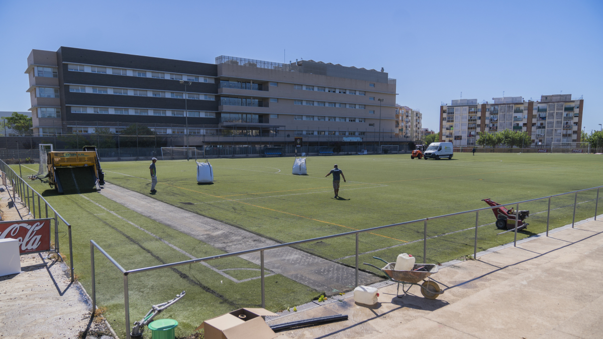 Los trabajos de extracción del césped ya han empezado esta semana en el campo municipal de la Granja y en el campo de Sant Salvador.