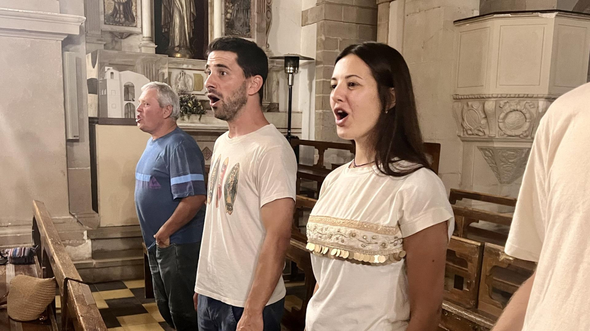 Andreu Ferré, un dels dos nous intèrpets de Jesús, amb Irene Massana, una de les cantants que representa a Maria.