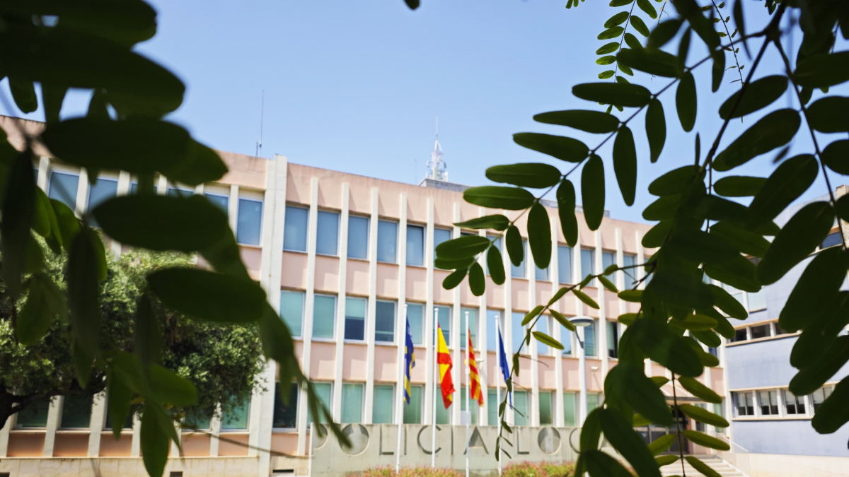 Fotografia de l’exterior de l’edifici de la Policia Local de Salou.