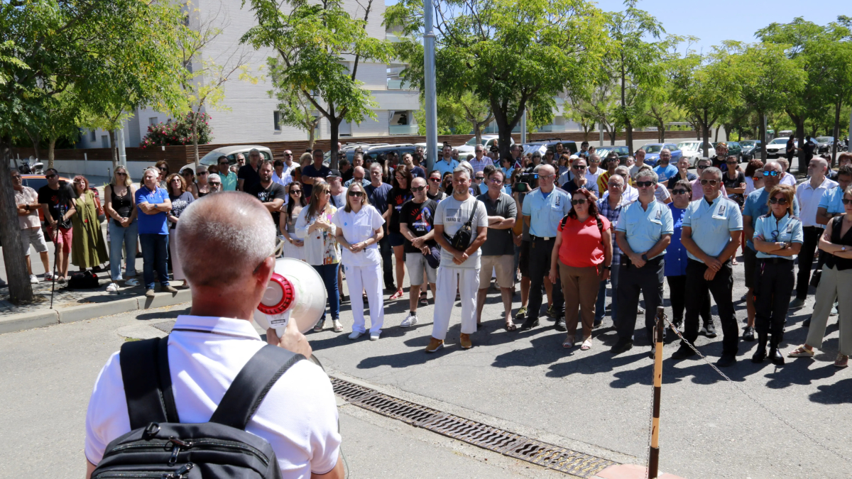 Alguns dels treballadors del centre penitenciari de Ponent de Lleida durant la concentració.