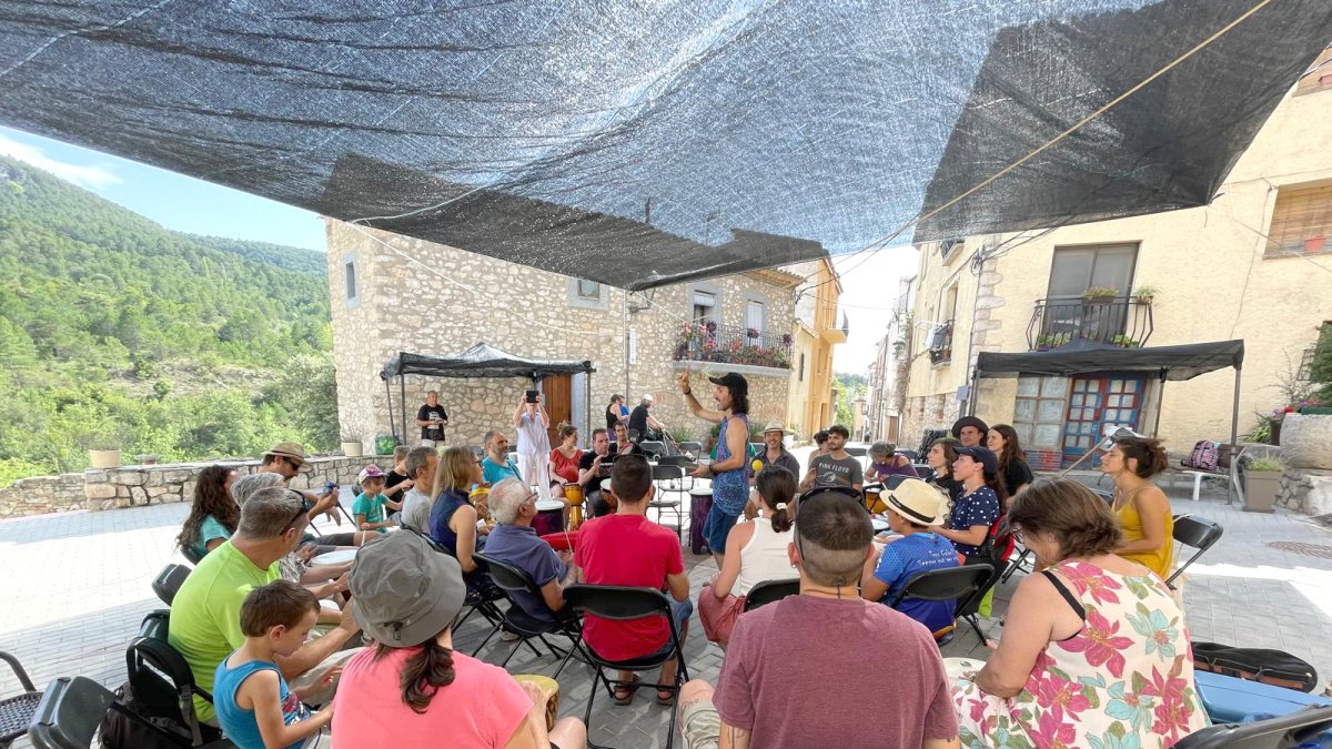 Imagen del taller de percusión que Gerard Mallorquí realizó en la plaza del Ayuntamiento.