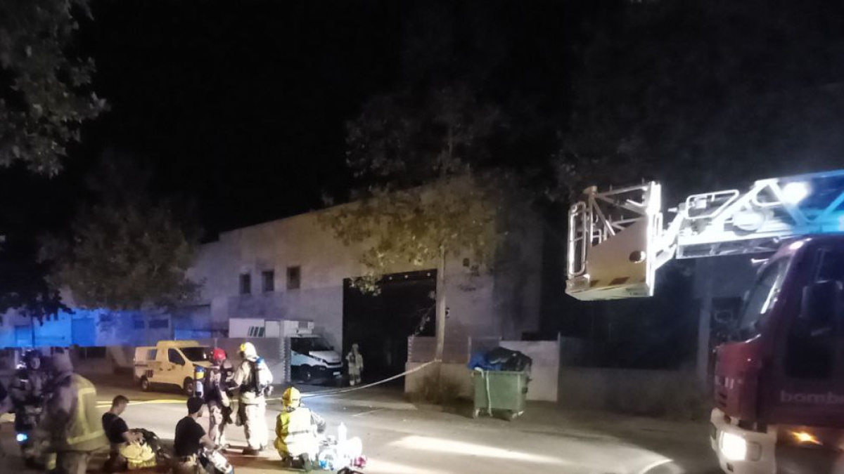 Exterior de la nau de Reus on hi ha hagut l'incendi.