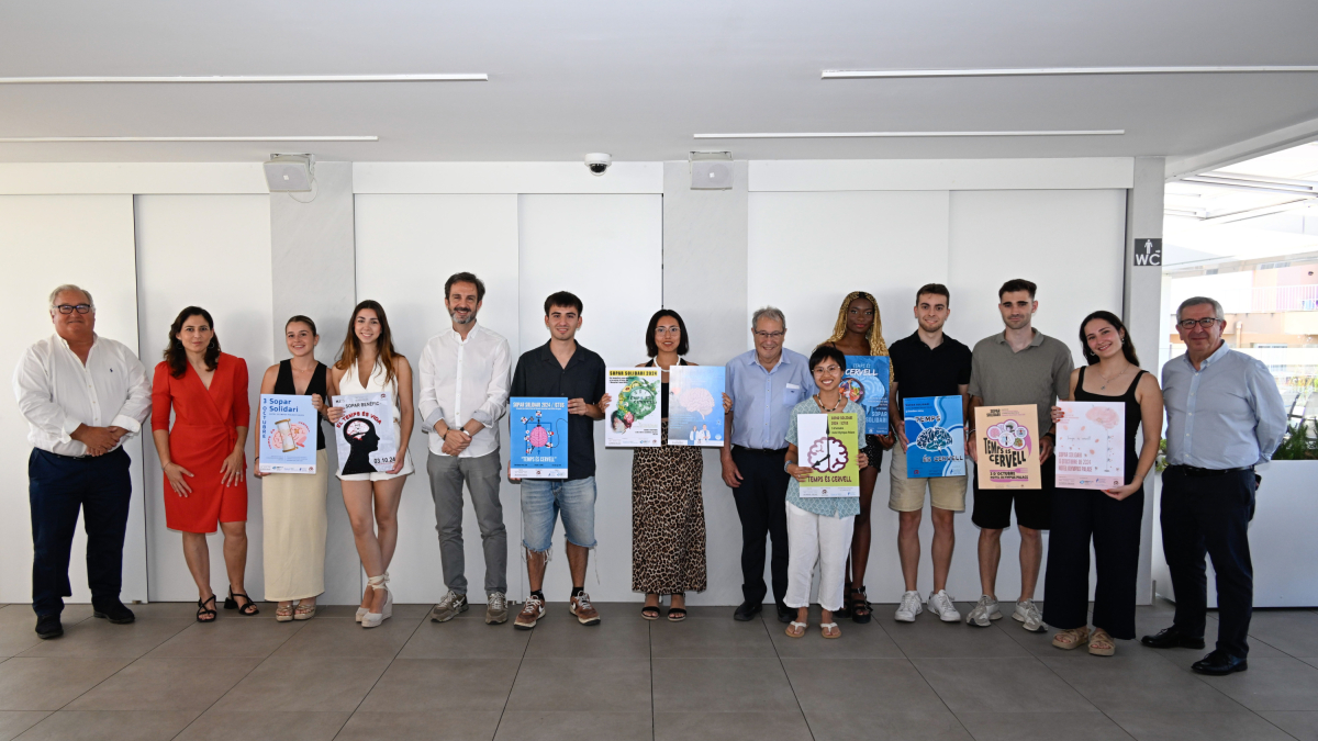 Imagen de los alumnos participantes y el jurado.