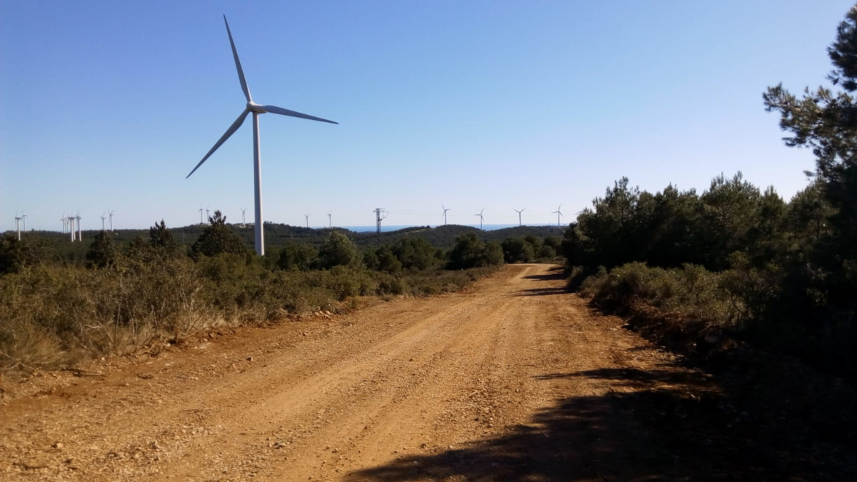 Camino preparado para el paso de maquinaria en la zona donde se construye el parque eólico el Collado II en el Perelló.