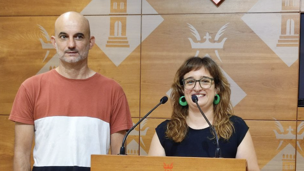 Selene Alberich, portavoz del grupo municipal de la CUP en el Ayuntamiento de Tortosa, durante la rueda de prensa para pedir la dimisión del concejal de Junts, Domigo Tomàs.