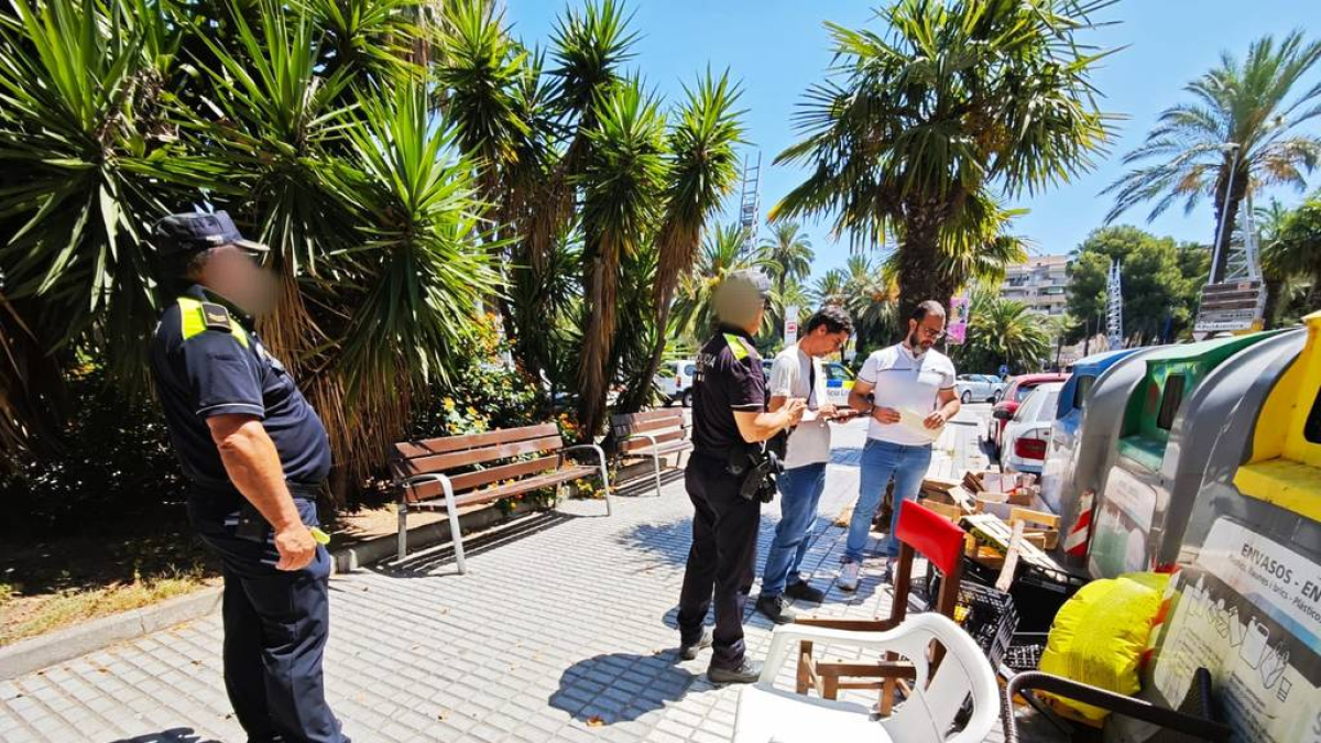 Fotografia de la Policia Local de Salou i un inspector especialitzat en la gestió de residus.