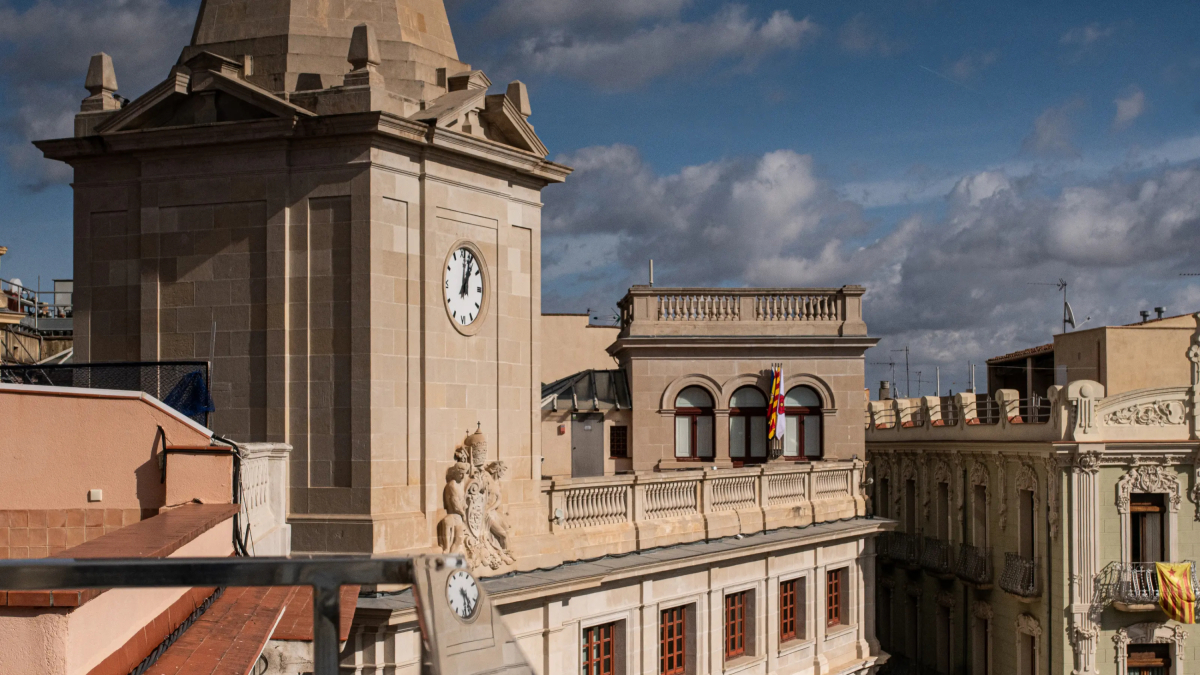 Façana i rellotge de l'Ajuntament de Reus.
