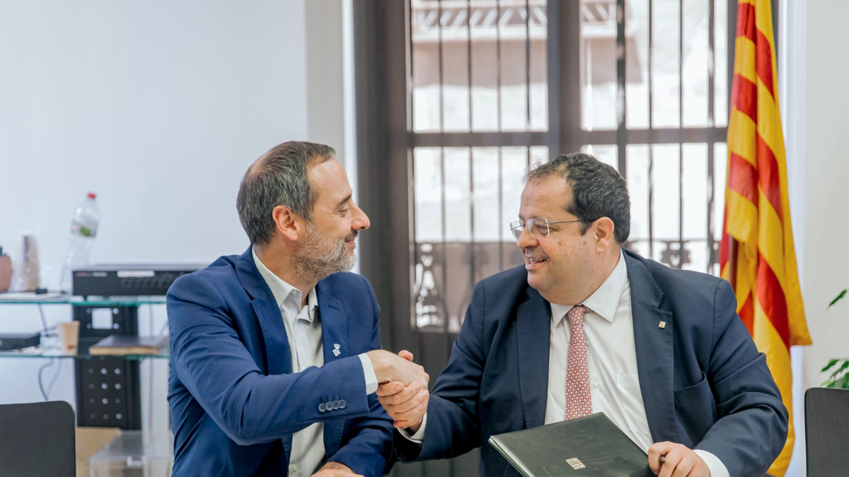 El conseller de Interior, Joan Ignasi Elena y el presidente del Consell Comarcal, Sergi Méndez, durante la firma del convenio.