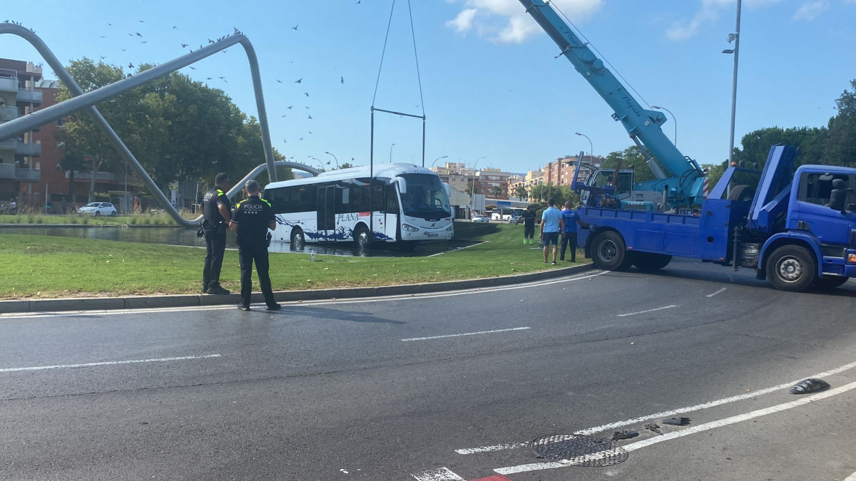 Retiren el bus accidentat a la plaça del Canal de Reus.