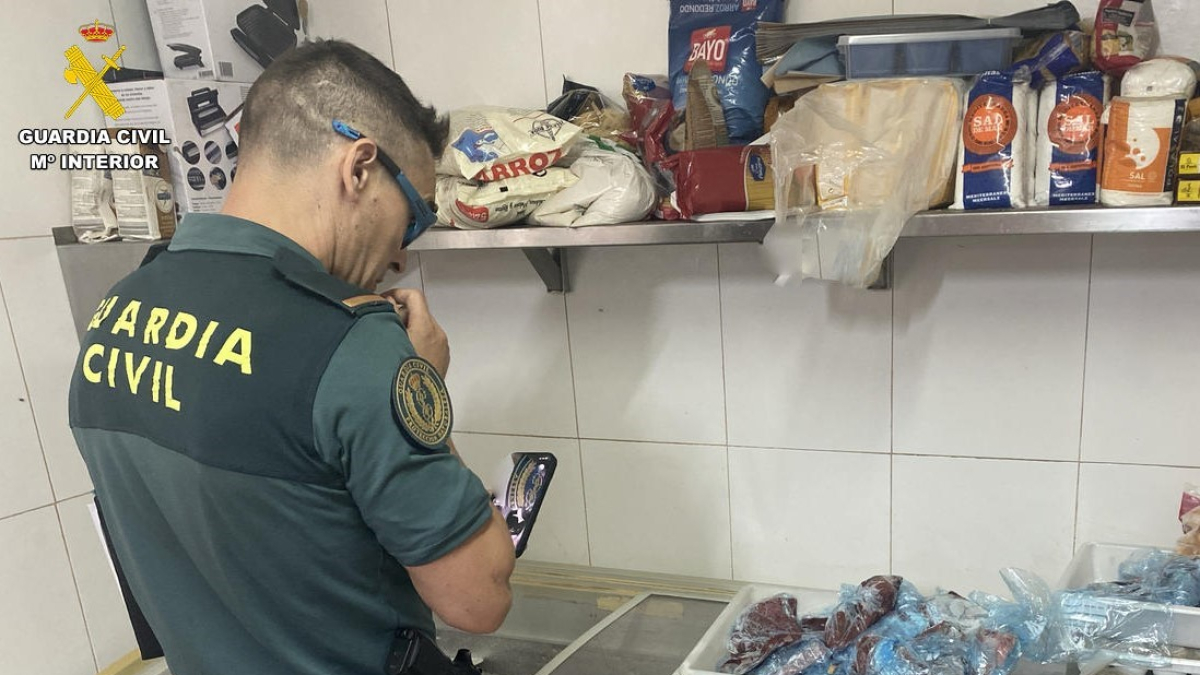 Un agent de la Guàrdia Civil durant la inspecció del restaurant de l’Ametlla de Mar.
