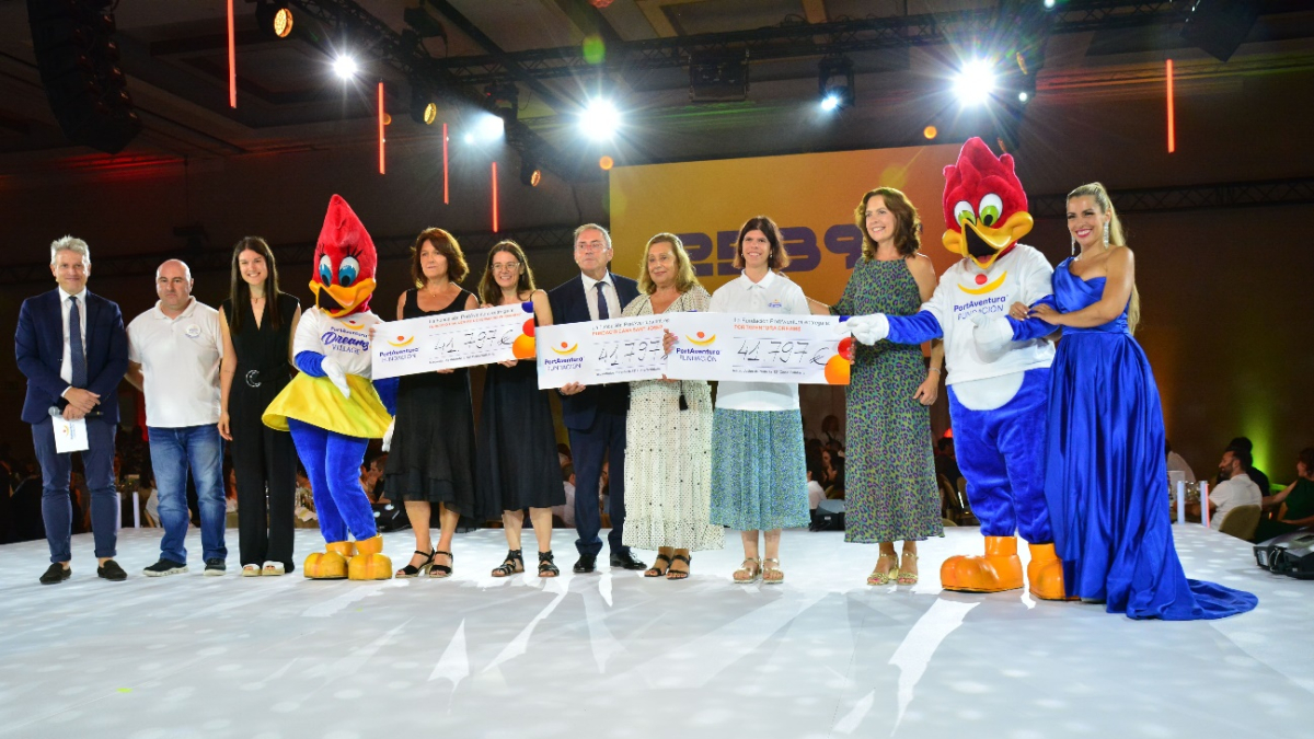 Moment del lliurament de la recaptació del sopar solidari de la Fundació PortAventura.