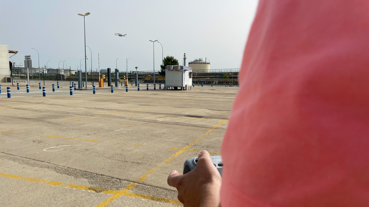 Un dron sobrevolant terrenys del Port de Tarragona.