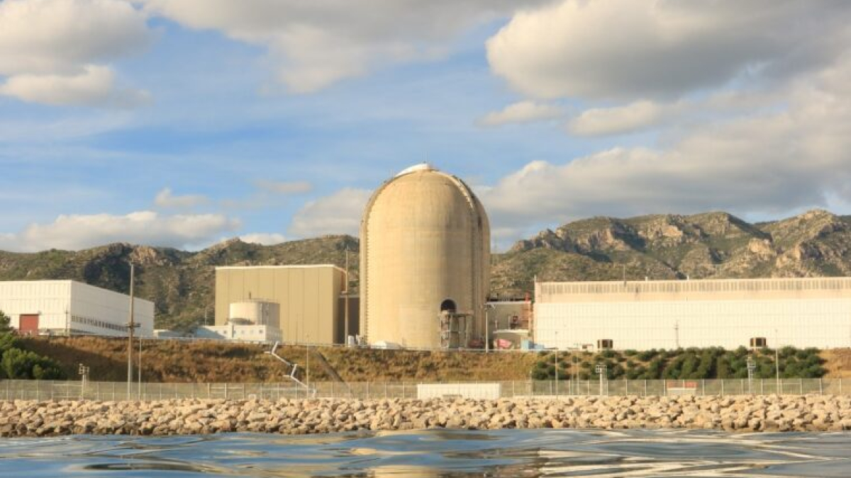 Imatge de la central nuclear Vandellòs II des del mar.