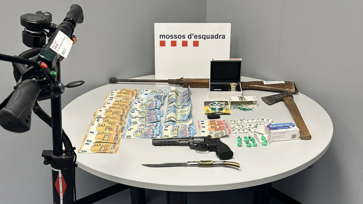 Droga, un patinete, dinero en efectivo y varias armas que los Mossos d'Esquadra han intervenido en un punto de venta de cocaína de Mollerussa.