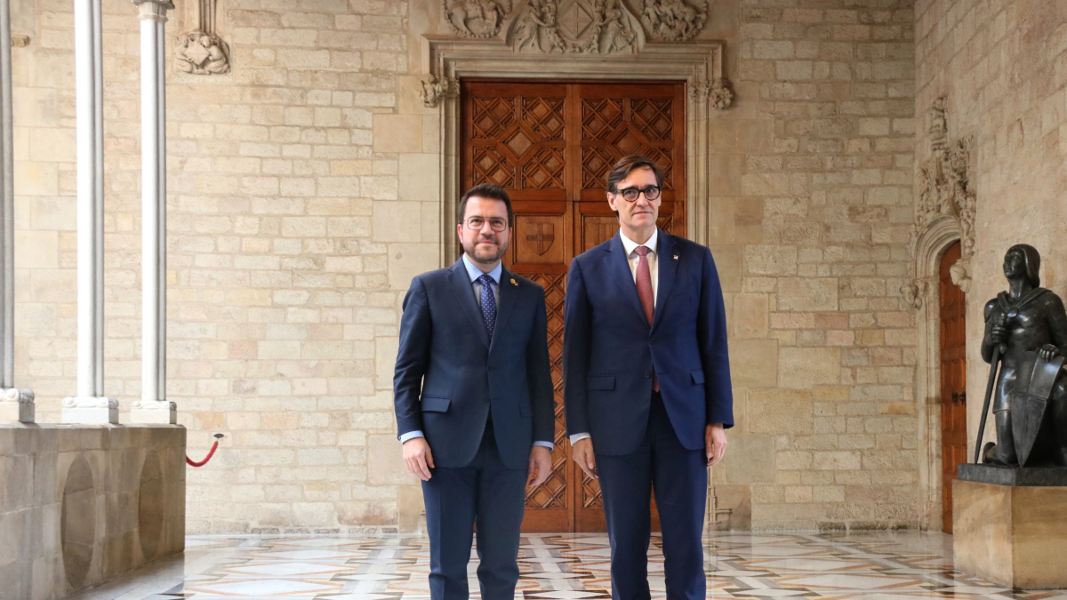 El presidente del Govern, Pere Aragonès, y el líder del PSC, Salvador Illa, minutos antes de firmar el acuerdo entre el ejecutivo y los socialistas para los presupuestos del 2024