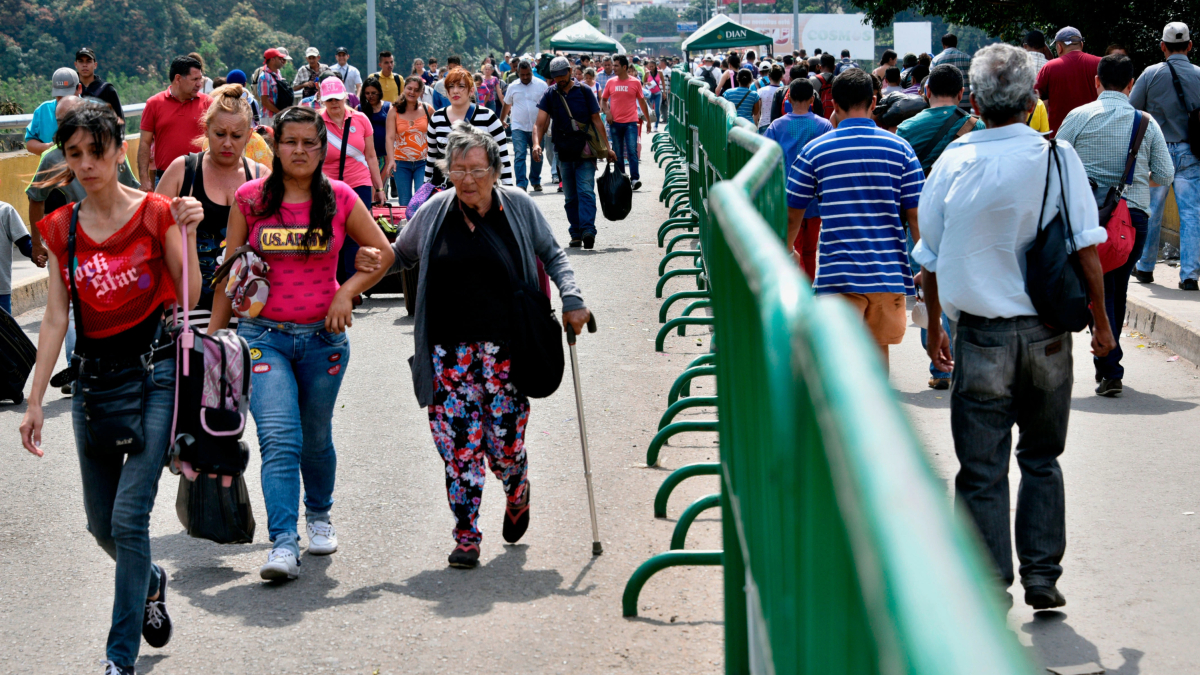 Imagen de ciudadanos venezolanos en el paso fronterizo con Colombia