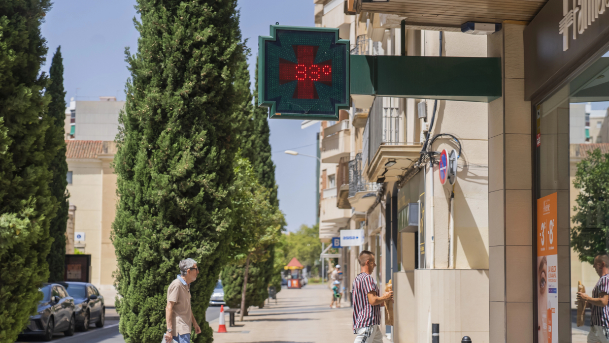 El termòmetre d'una farmàcia indica que la temperatura és de 33 graus