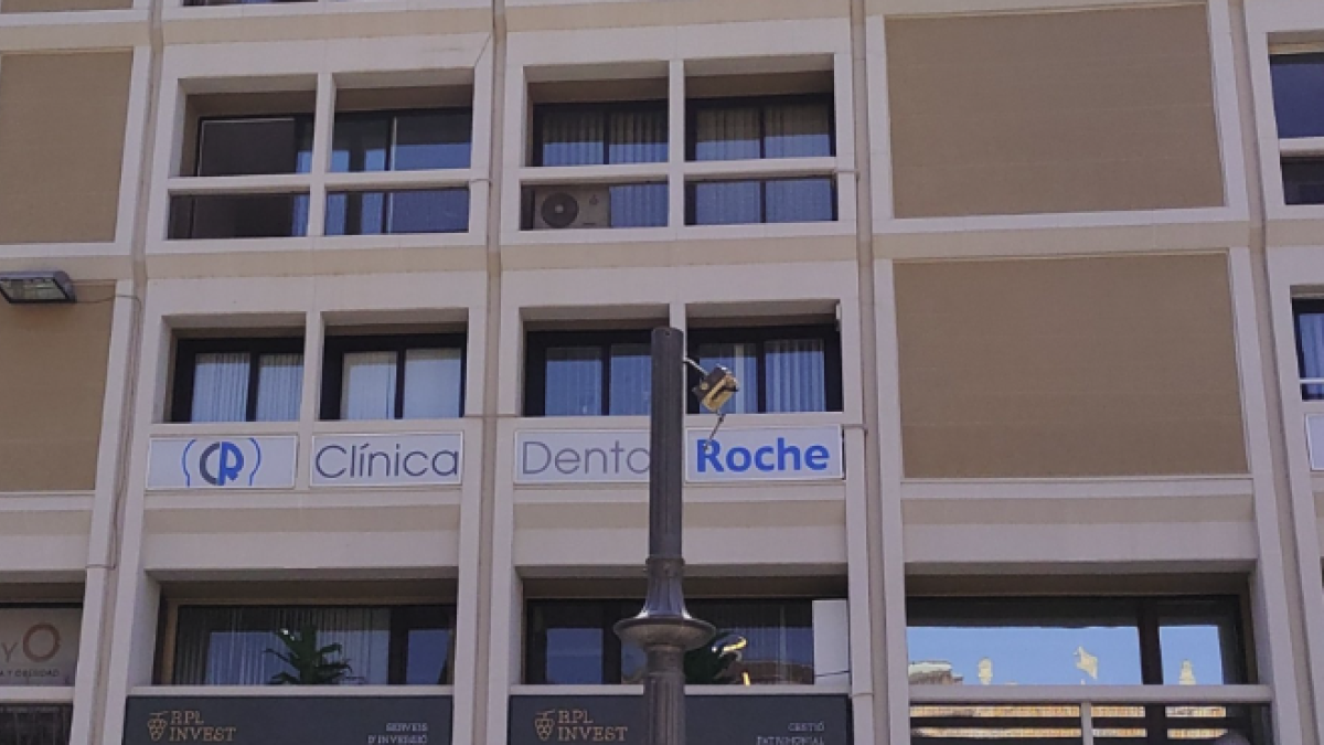 Imagen de la farola sin los farolillos en la plaza Prim de Reus.