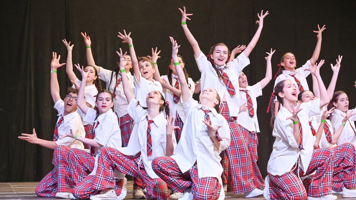 Un grup de ballarins de la DNA Urban Dansa Academy de Torreforta