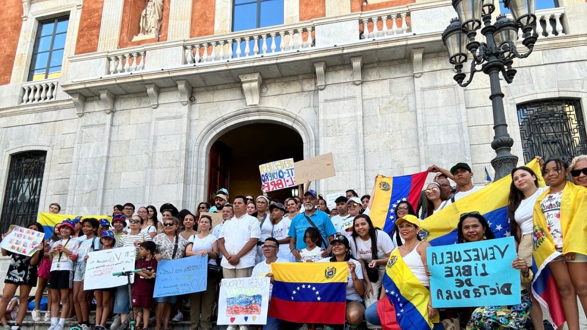 Imagen de los asistentes a la concentración en la Plaza de la Fuente de Tarragona.