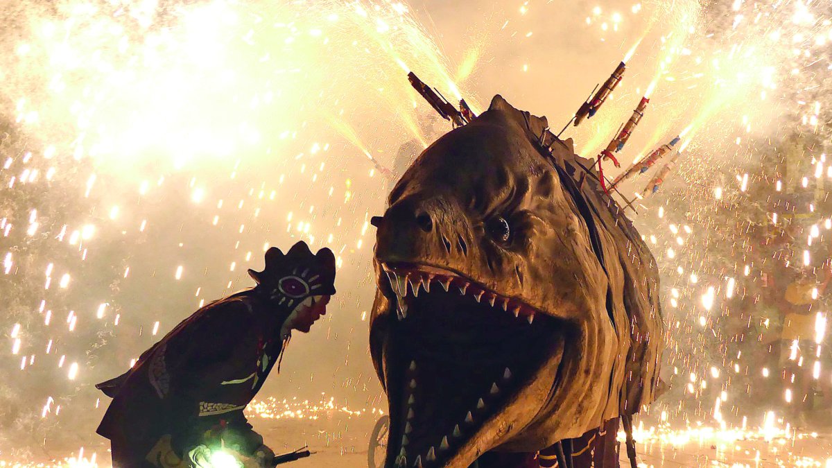 Este domingo se hará una exhibición de todos los grupos festivos salouenses y, los de fuego, actuarán el sábado 10 en una nueva Noche del Fuego.