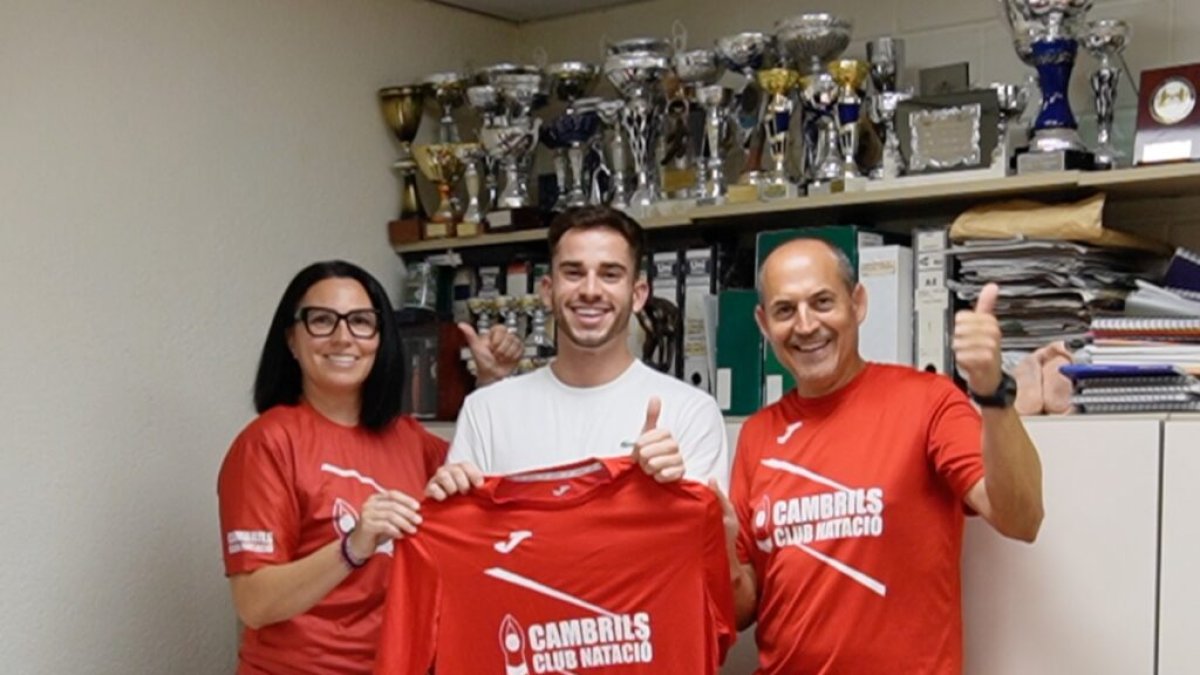 Ferran Siré, junto con la presidenta del Cambrils CN, Mari Navarrete, y el vocal de la Junta, Joan Cros, en el momento de la presentación como nuevo entrenador.