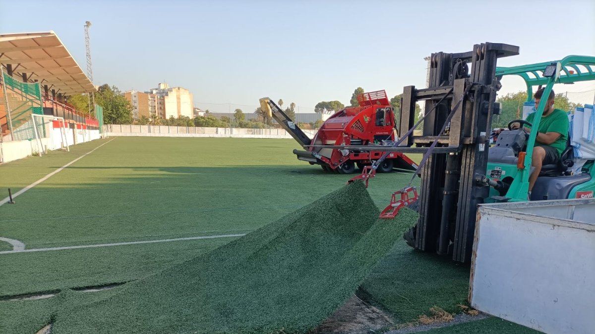 Máquinas trabajando en el campo del CE Vendrell.