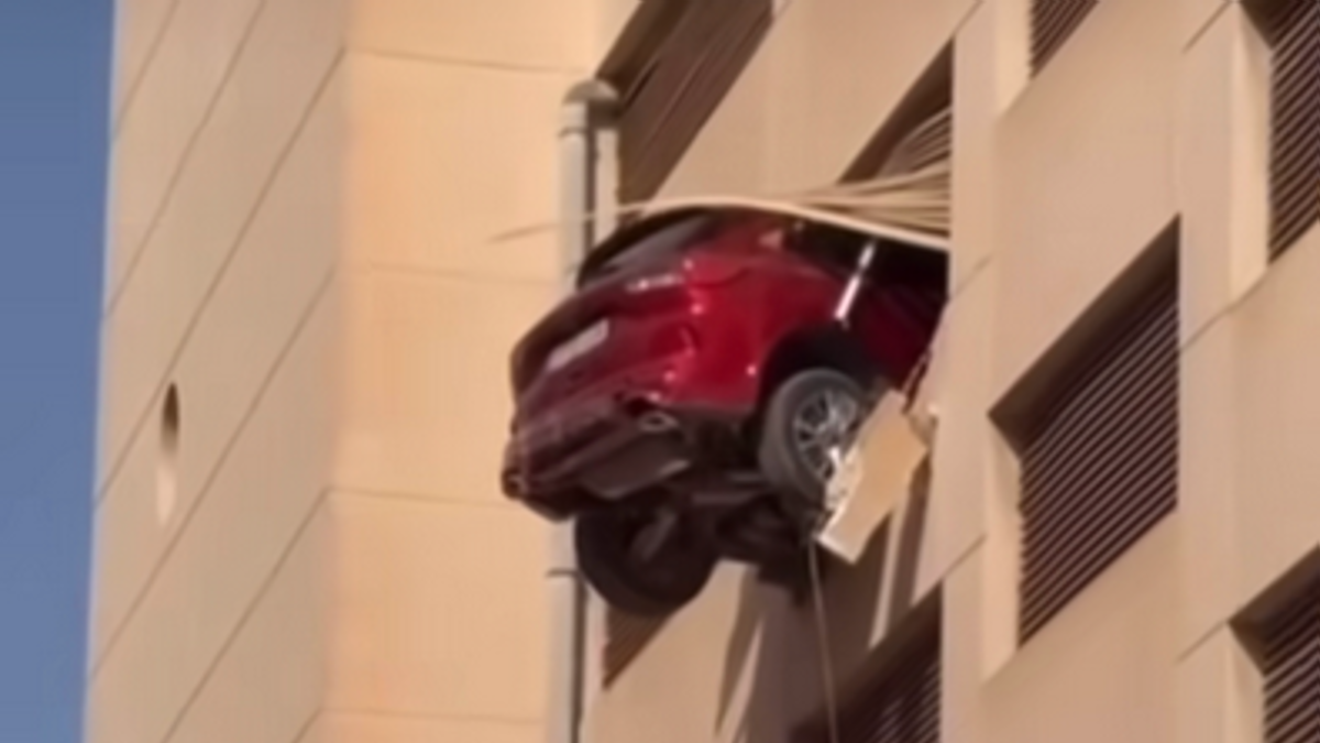 Imatge del vehicle amb casta a la façana de l’edifici.