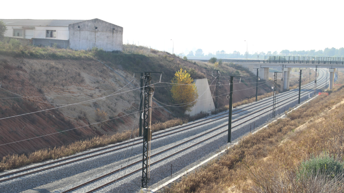 Primer tramo con las dos vías juntas del Corredor del Mediterráneo hacia el cambiador de ancho de la Boella.