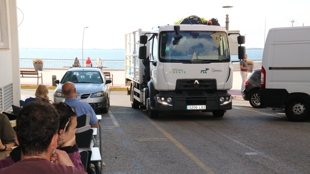 Un camión de recogida de basura del COPATE en l'Ampolla