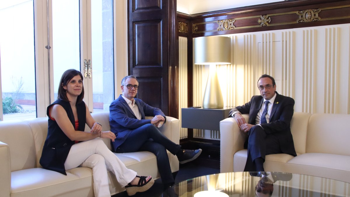 El presidente del Parlament, Josep Rull, se reúne con la portavoz de ERC en el parlamento, Marta Vilalta, y el presidente del grupo parlamentario, Josep Maria Jové, en el despacho de audiencias