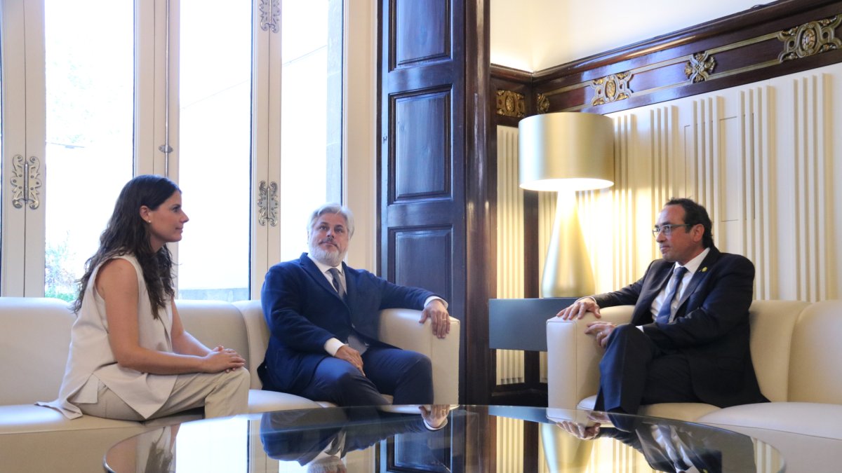 El presidente del Parlament, Josep Rull, reunido con el presidente del grupo parlamentario de Junts, Arlet Batet, y la portavoz, Mònica Sales