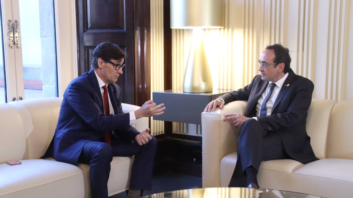El primer secretario del PSC, Salvador Illa, reunido con el presidente del Parlament, Josep Rull