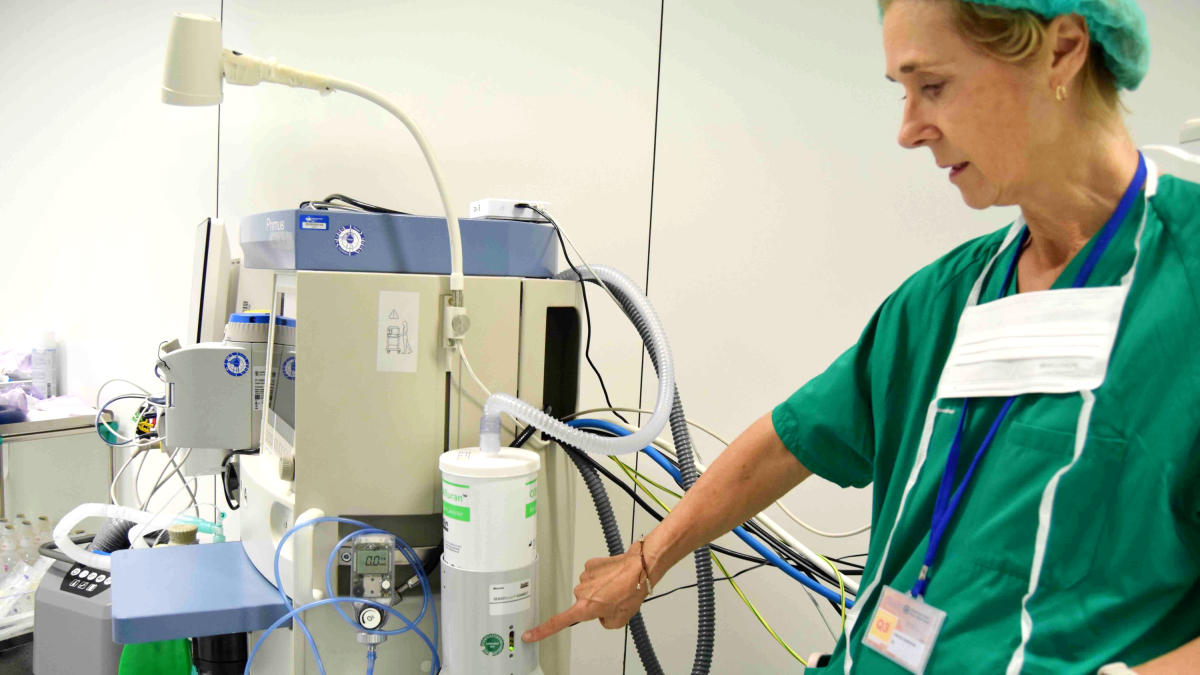 El momento en que se liberan estos gases es durante la aplicación de la anestesia.