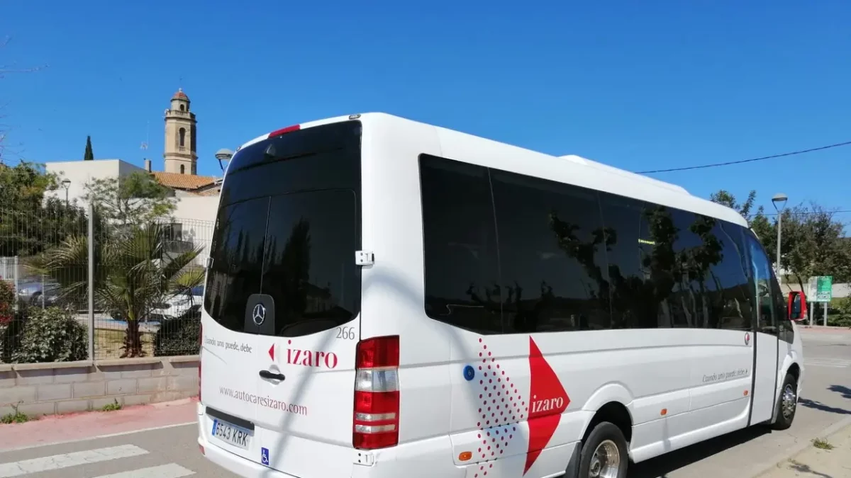 Un bus de la empresa Izaro en la Bisbal del Penedès.